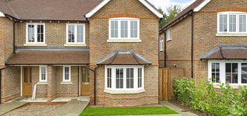 3 bedroom semi-detached house to rent