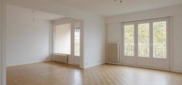 Appartement  à louer, 4 pièces, 2 chambres, 82 m²