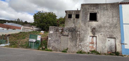 Casa para arrumos com 132m2 com 445m2 de terreno Urbano - Mafra - Carvalhal