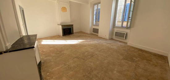 Bel appartement T2 rénové au coeur de Nîmes