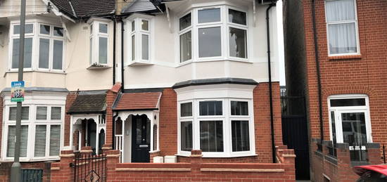 Duplex to rent in Nimrod Road, Streatham SW16