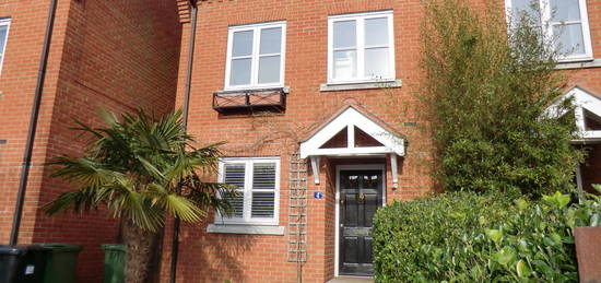 4 bed town house to rent