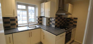 Maisonette to rent in Appledore Avenue, Ruislip Manor, Ruislip HA4