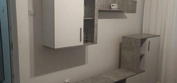 Apartament 3 camere Micro16 et4/4 ,centrala ,Mobilat si Utilat 400 eur