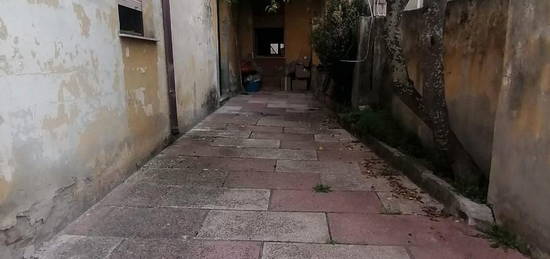 Indipendente su due livelli con cortile e garage