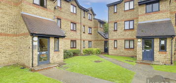 Flat to rent in Celadon Close, Enfield EN3