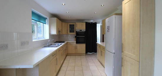 4 bedroom semi-detached house to rent