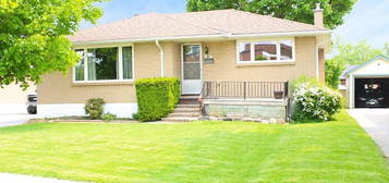 51 Davidson St, Barrie, ON L4M 3S1