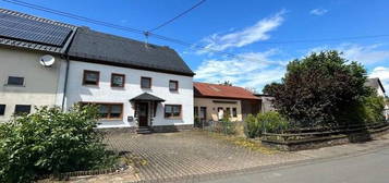 Modernes Landleben, im ehemaligen Bauernhaus, mit Charme und großen Nebengebäuden