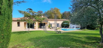 Villa sur parc arboré avec piscine et dépendances à Saint-Didier