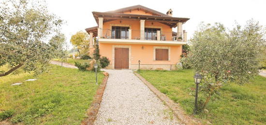 Villa singola con giardino e terreno