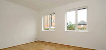 Flat to rent in Barnfield Close, London SW17