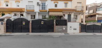 Casa adosada en calle de Rosal&#xED;a de Castro, 7