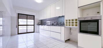 Apartamento T3 no Entroncamento, com garagem e sótão.