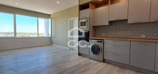 Apartamento T2 totalmente remodelado com 3 lugares de parqueamento