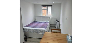 Studio to rent in Bedwell Gardens, Hayes UB3