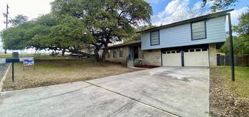 3573 Red Oak Ln, San Antonio, TX 78230