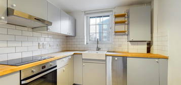 Flat to rent in Cornwall Avenue, Bethnal Green, London E2