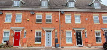 Town house to rent in Trinity Road, Edwinstowe, Mansfield NG21