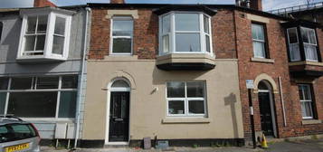 8 bedroom terraced house to rent