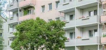 Das Glück hat ein Zuhause: praktische 2-Zimmer-Wohnung mit Balkon im Grünen