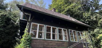 malerisches Landhaus in idyllischer Umgebung, mit Balkon und großzügiger Terrasse