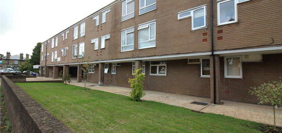 Flat to rent in High Street, Elstree, Borehamwood, Hertfordshire WD6