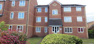 Flat to rent in Redford Close, Feltham TW13