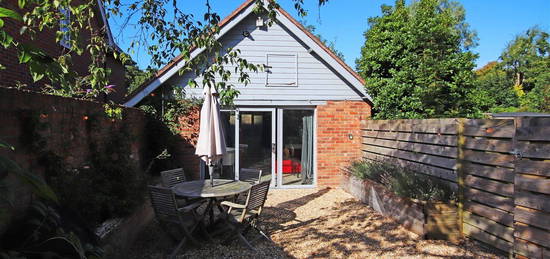 Studio to rent in Milford Road, Everton, Lymington SO41