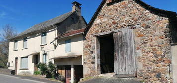 Maison de village à restaurer et grange