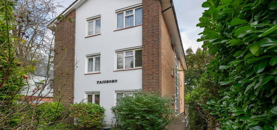 Flat to rent in London Road, Taisboro London Road RH2