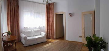 Apartament de 2 camere, 40 mp, semidecomandat, AC, centrala, zona Rosseti.