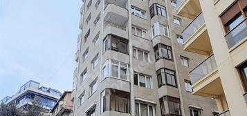 SUNA TABAKÇI'dan BEŞİKTAŞ DİKİLİTAŞ 3+1 SATILIK DAİRE/for Sale