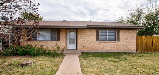 1107 S Anson St, Stamford, TX 79553