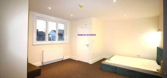 Room to rent in North Street, Romford, Romford RM5