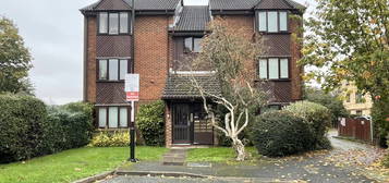 Studio to rent in Redgrave Close, Croydon CR0