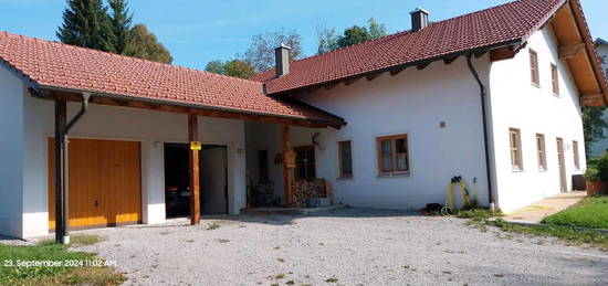 Einfamilienhaus mit Nebengebäude.