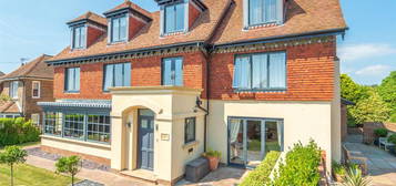 5 bedroom detached house