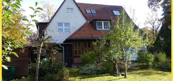 Frohnau! Charmante Landhaus-Villa mit neuer Heizung und schönem Sonnengarten unweit Zeltinger Platz