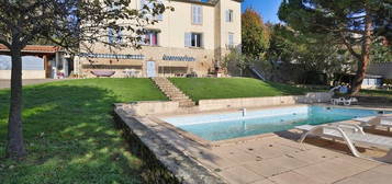 Appartement au sein d'une superbe propriété avec piscine en plein coeur de Vaugneray