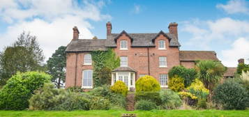 6 bedroom detached house