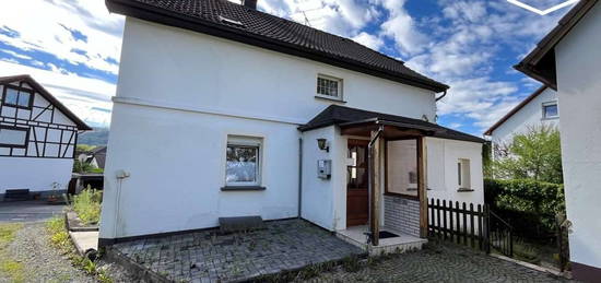 VR IMMO: Handwerkerhaus in beliebter Lage von Plettenberg-Holthausen.