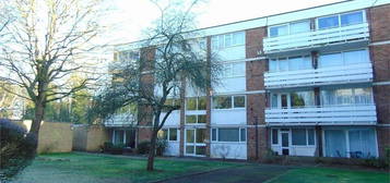 Flat to rent in Petworth Court, Bath Court, Reading RG1