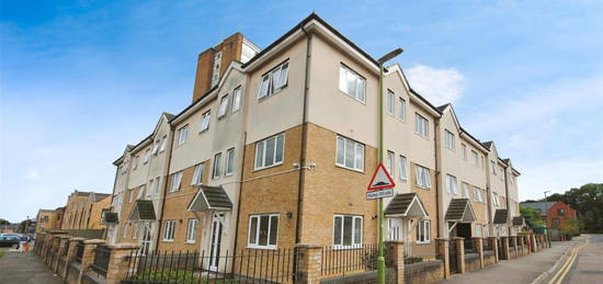 Flat to rent in Harvest Court, York Way, Watford WD25