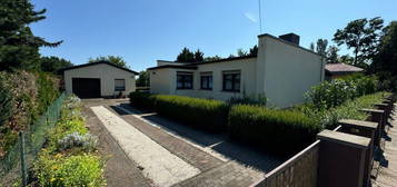 Freistehender Bungalow mit Garage und großem Garten in Alsleben