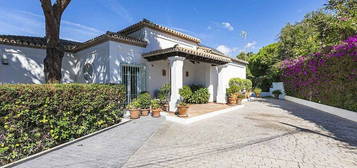 Casa en paseo De Suiza, Elviria, Marbella