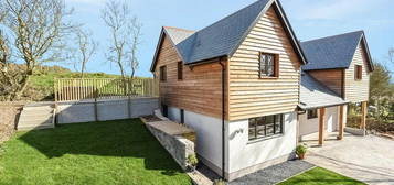 5 bedroom detached house