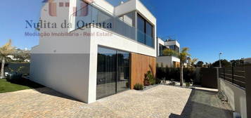 Excelente Moradia T3 Com Piscina Em Albufeira