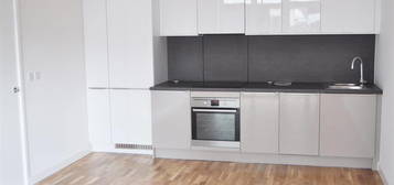 Flat to rent in Ealing Road, Brentford TW8