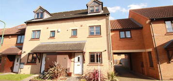 Town house to rent in Langport Crescent, Oakhill, Milton Keynes MK5